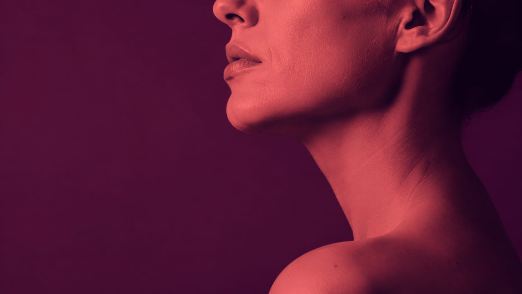 Close de pele em duotone vermelho e roxo