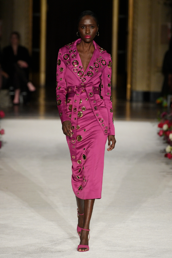 Desfile da Christian Siriano na Fashion Week 2023: o magenta foi escolhido como a cor do ano. Se cuidar na Depyl Action nunca esteve tão na moda