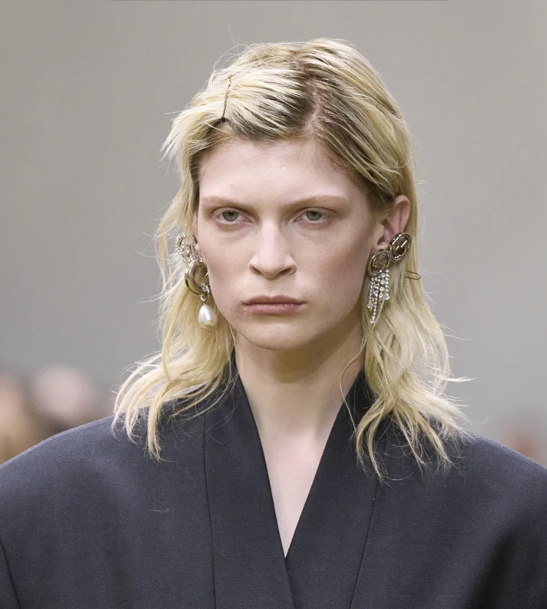 Desfile da Gucci na Fashion Week 2023: o conceito da beleza vivida consiste em exaltar a mulher que não precisa se apegar à maquiagem perfeita para ser e se sentir bela