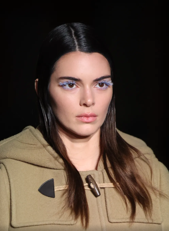 Kendall Jenner no desfile da Prada na Fashion Week 2023: outro dos destaques deste ano foi para os cílios grandes, coloridos e chamativos