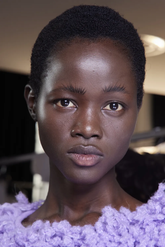 Desfile da MSGM na Fashion Week 2023: a evolução das soap brows: mais drama e mais fios arrepiados