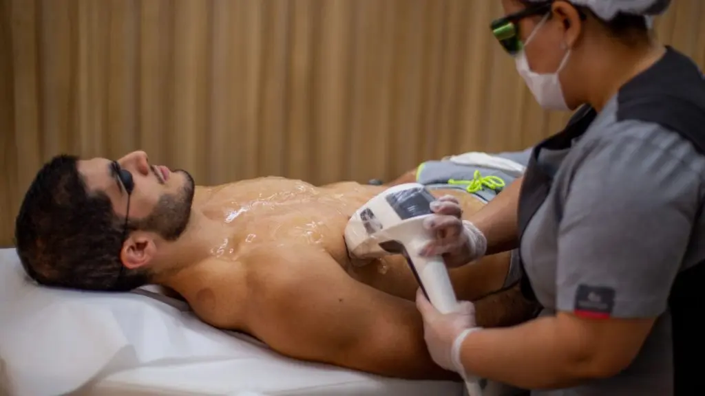 Profissional da Depyl Action realizando depilação a laser no peito de um homem