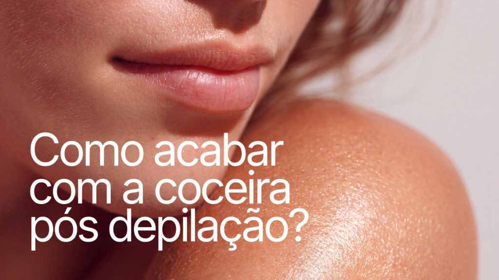Close do rosto e do ombro de uma mulher com a pele lisa e hidratada, com o texto “Como acabar com a coceira pós-depilação?”