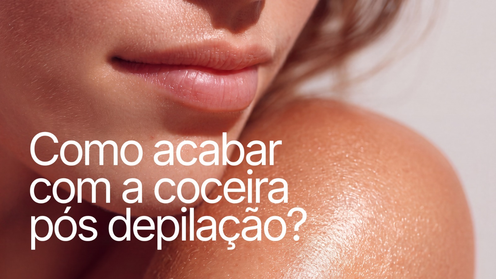 Close do rosto e do ombro de uma mulher com a pele lisa e hidratada, com o texto “Como acabar com a coceira pós-depilação?”